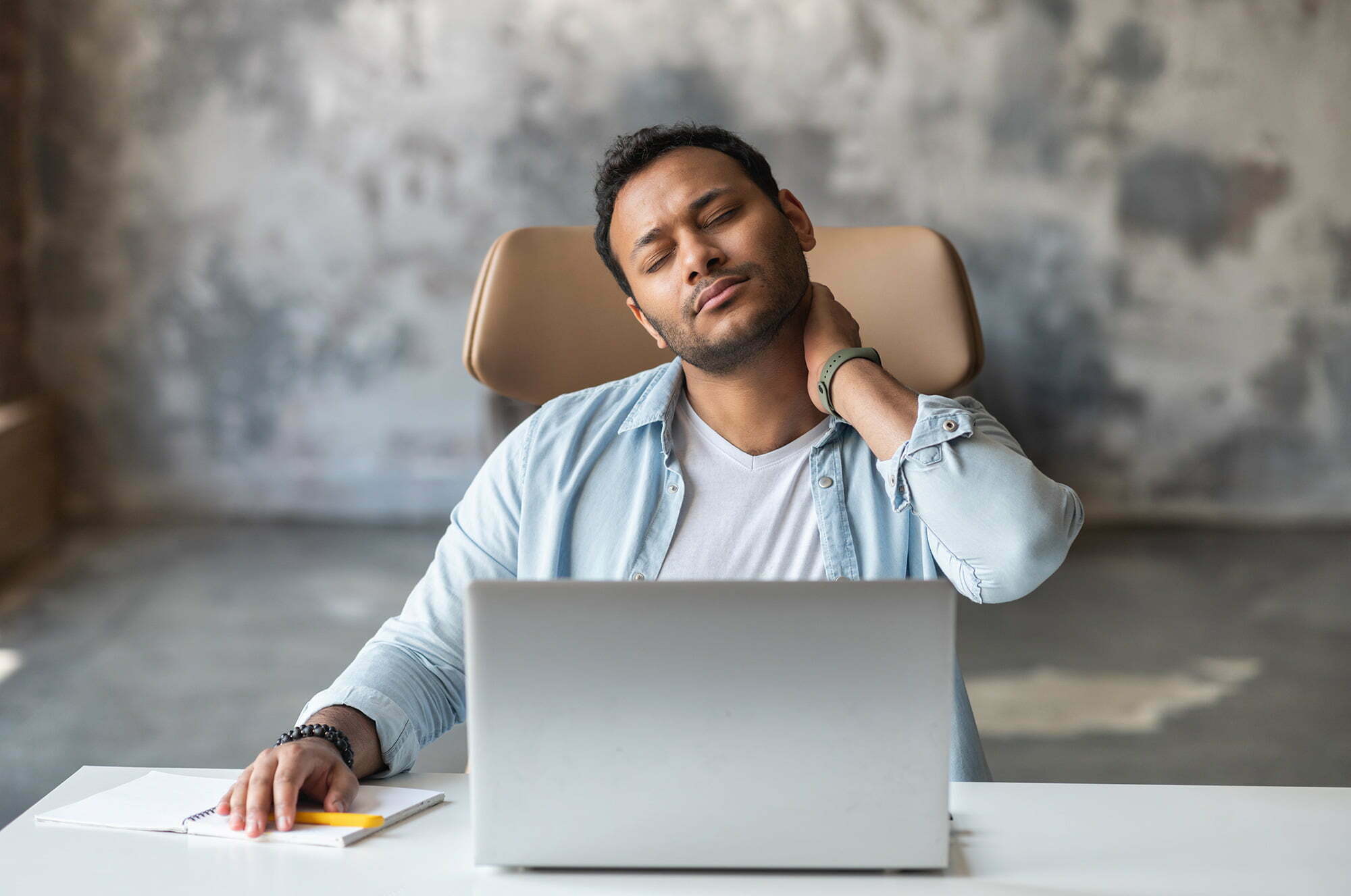 découvrez notre formation sur les gestes et postures, conçue pour améliorer votre bien-être au travail. apprenez à adopter des positions correctes pour prévenir les blessures et optimiser votre efficacité au quotidien.