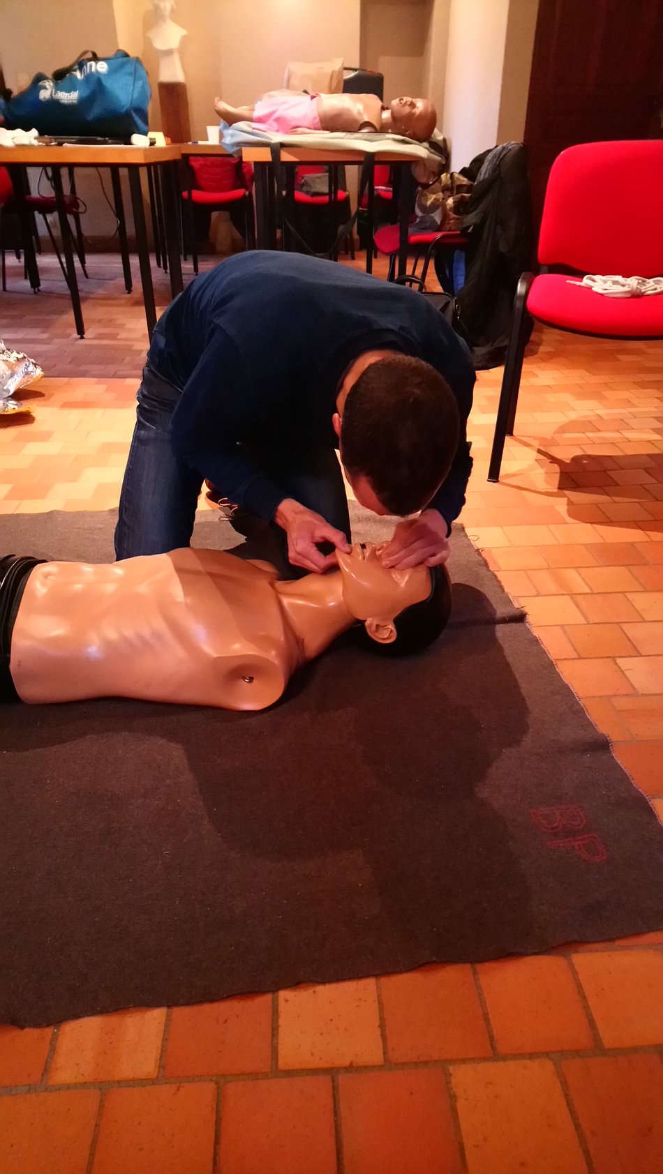 découvrez nos tarifs compétitifs pour la formation psc1 (prévention et secours civiques de niveau 1). inscrivez-vous dès maintenant pour acquérir des compétences essentielles en secourisme et sécurité, tout en bénéficiant d'une formation de qualité avec des professionnels expérimentés.