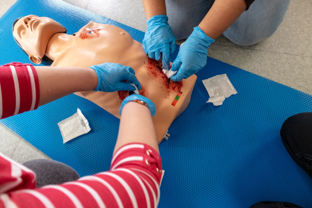 découvrez l'importance des premiers secours avec notre formation sst. apprenez les gestes essentiels pour sauver des vies, prévenir les accidents et agir efficacement en situation d'urgence. inscrivez-vous dès maintenant pour acquérir les compétences nécessaires et devenir un acteur clé de la sécurité.