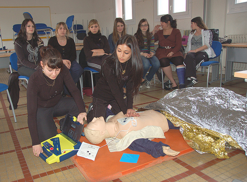 découvrez l'importance du secourisme scolaire pour préparer les élèves à réagir face aux situations d'urgence. apprenez les gestes qui sauvent, renforcez la sécurité au sein des établissements et favorisez une culture de solidarité et de responsabilité chez les jeunes.