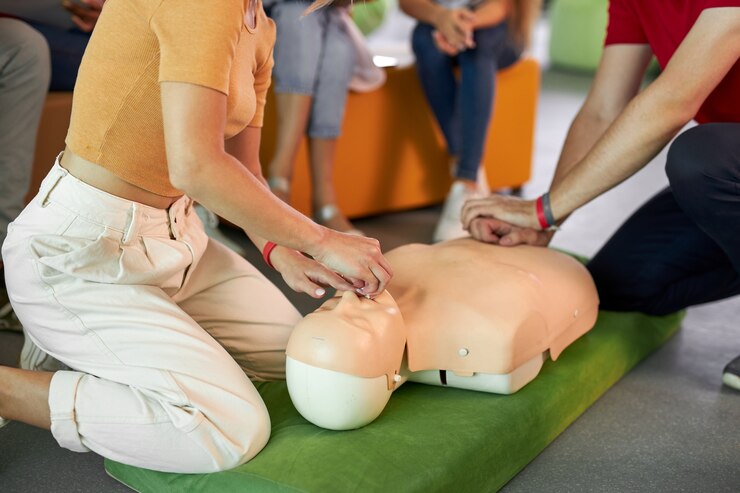 développez vos compétences en secourisme avancé grùce à notre formation complÚte. apprenez les techniques essentielles pour réagir efficacement en cas d'urgence et sauver des vies. inscrivez-vous dÚs maintenant pour devenir un secouriste qualifié.