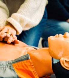 découvrez notre formation sst qui vous permettra d'acquérir une expérience précieuse en tant que formateur. apprenez à enseigner les gestes qui sauvent et à promouvoir la sécurité au travail, tout en développant vos compétences pédagogiques et votre assurance.