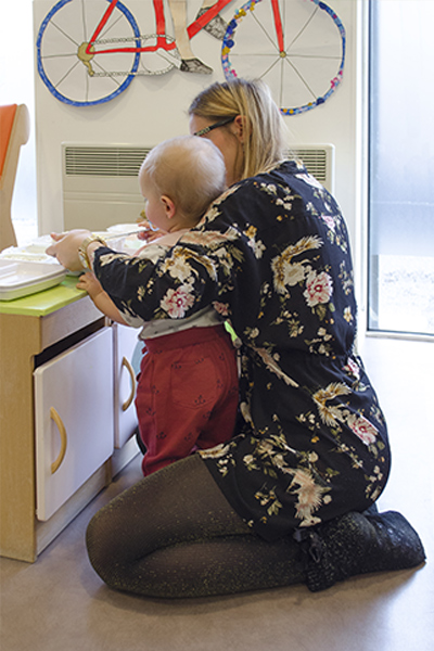 découvrez les gestes sécurisants essentiels à adopter en crèche pour assurer le bien-être et la sécurité des enfants. apprenez les meilleures pratiques à mettre en place pour un environnement serein et protecteur.