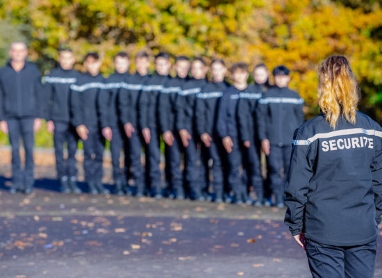 découvrez les différentes carrières dans le domaine de la sécurité. explorez les opportunités professionnelles, les compétences requises et les formations disponibles pour réussir dans les métiers de la sécurité. que ce soit dans la sécurité physique, informatique ou publique, trouvez votre voie dans ce secteur en pleine expansion.