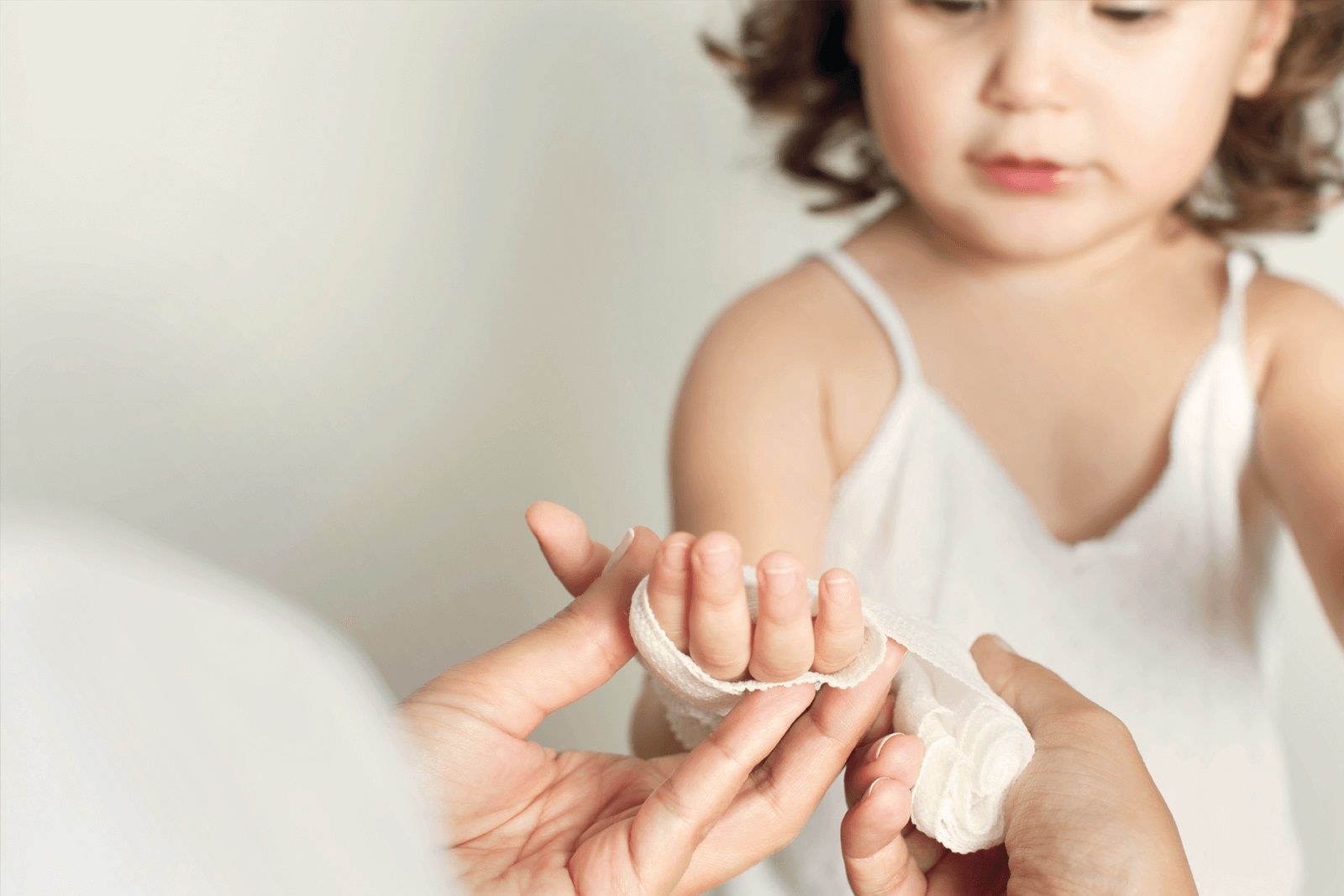 découvrez les essentiels des premiers secours pour bébé. apprenez les gestes qui sauvent et comment réagir en cas d'urgence pour garantir la sécurité de votre enfant.