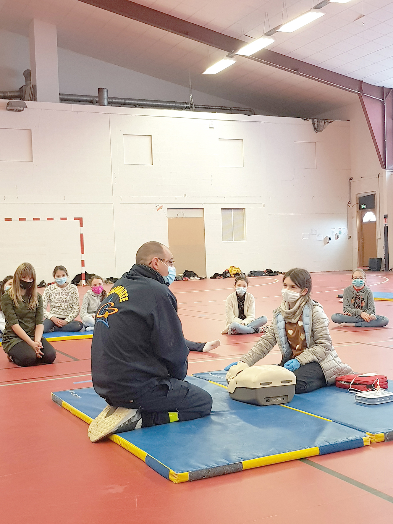 découvrez l'importance du secourisme pour les jeunes ! apprenez les gestes qui sauvent et comment réagir face aux situations d'urgence. formations adaptées aux adolescents pour développer des compétences essentielles en sécurité et responsabilité.