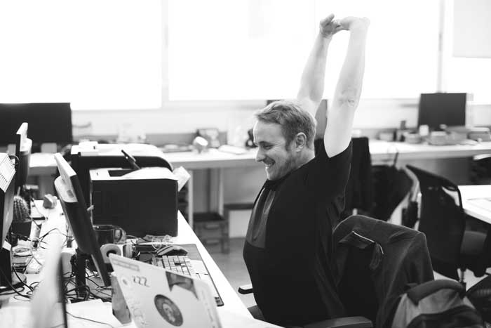 découvrez notre vidéo dédiée aux gestes et postures adaptés pour améliorer votre bien-être au travail. apprenez des techniques simples pour éviter les douleurs et optimiser votre confort au quotidien.